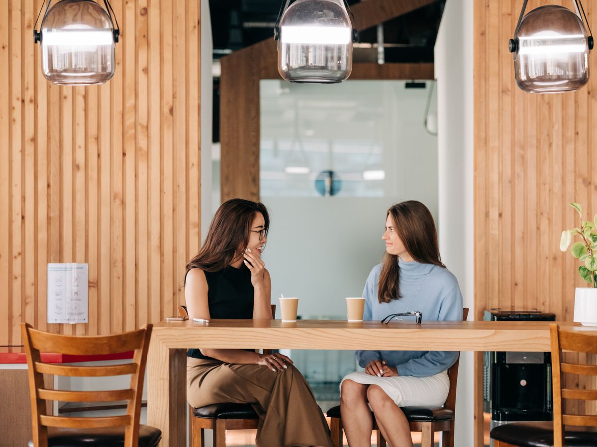 Zwei Frauen im Gespräch bei einer Tasse Kaffee