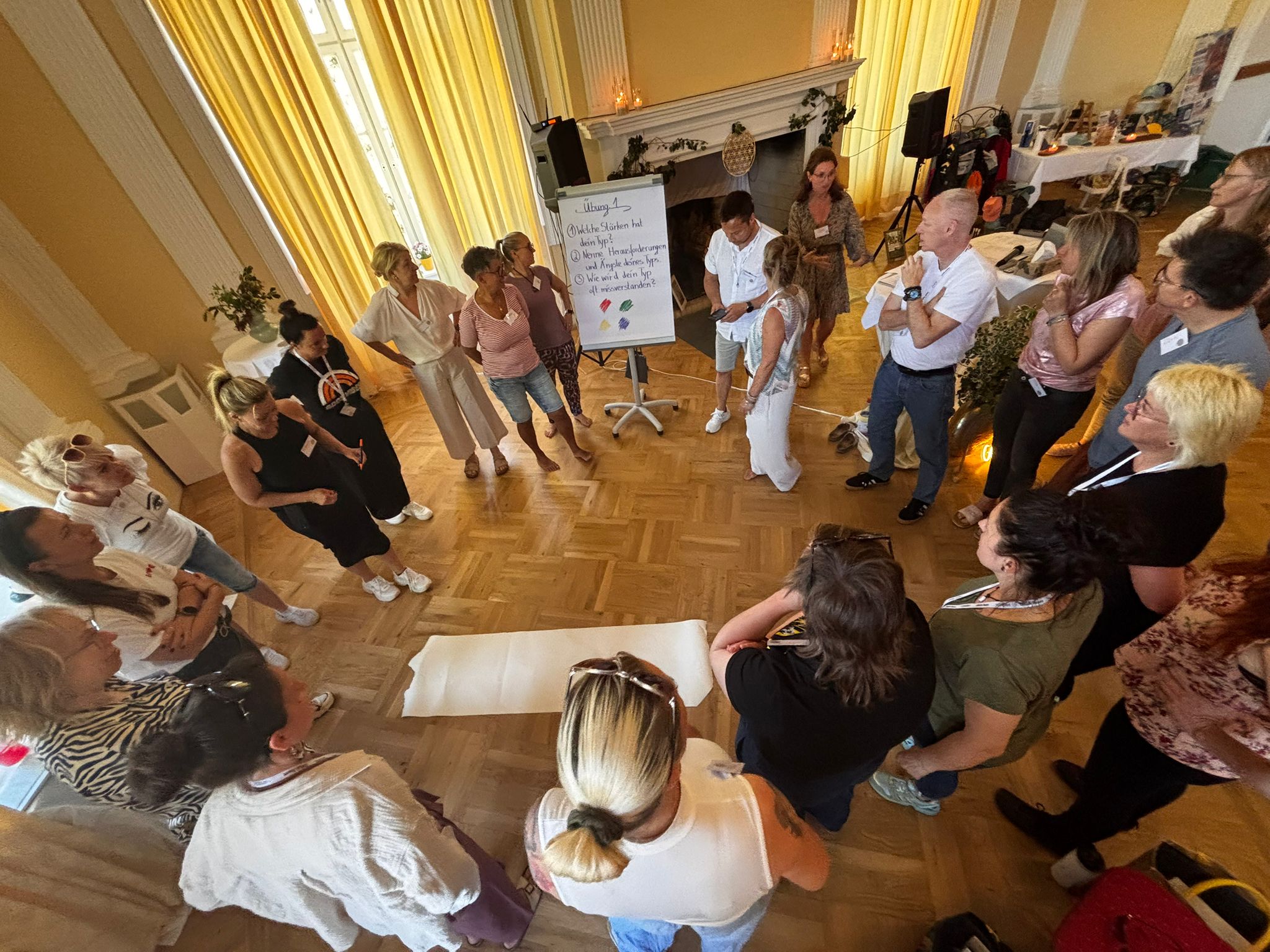 Mitglieder im Stuhlkreis bei einem Workshop